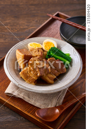 煮卵と小松菜を添えた豚の角煮 135804420