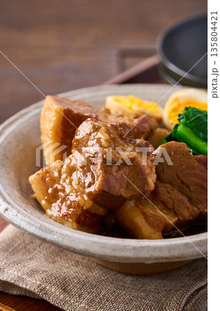 煮卵と小松菜を添えた豚の角煮 煮卵と小松菜を添えた豚の角煮 135804421