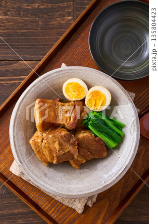 煮卵と小松菜を添えた豚の角煮 135804423