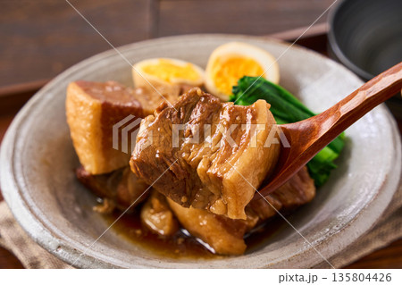 煮卵と小松菜を添えた豚の角煮 135804426