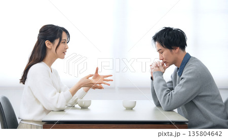 部屋で会話する男女カップル 135804642