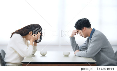 部屋で落ち込む男女カップル 135804644