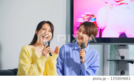 カラオケボックスで歌う女性グループ 135804661