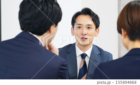 オフィスで会議するビジネスパーソンのグループ オフィスで会議するビジネスパーソンのグループ 135804668