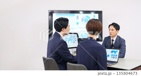 オフィスで会議するビジネスパーソンのグループ オフィスで会議するビジネスパーソンのグループ 135804673