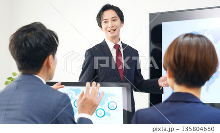 オフィスで会議するビジネスパーソンのグループ オフィスで会議するビジネスパーソンのグループ 135804680