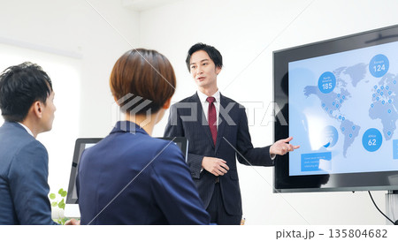 オフィスで会議するビジネスパーソンのグループ 135804682