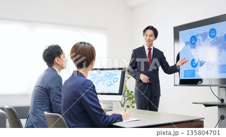オフィスでミーティングするビジネスパーソンのグループ オフィスでミーティングするビジネスパーソンのグループ 135804701