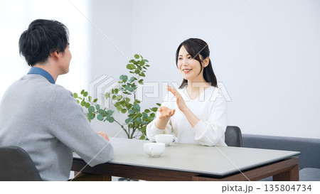部屋で会話する男女カップル 部屋で会話する男女カップル 135804734