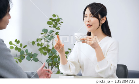 部屋で会話する男女カップル 部屋で会話する男女カップル 135804735