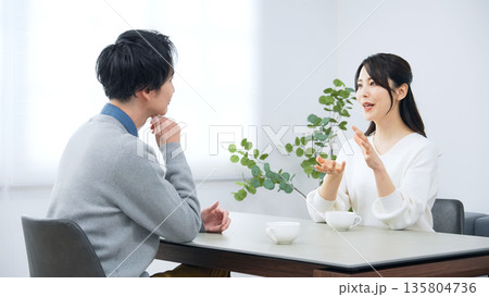 部屋で会話する男女カップル 部屋で会話する男女カップル 135804736