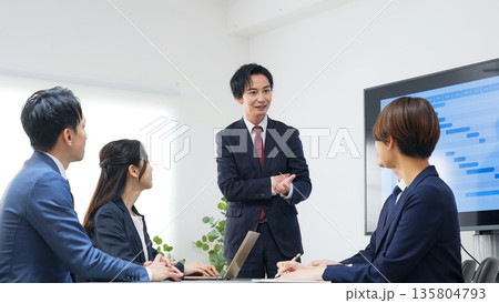 オフィスで会議するビジネスパーソンのグループ 135804793