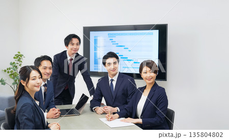 オフィスで会議するビジネスパーソンのグループ 135804802