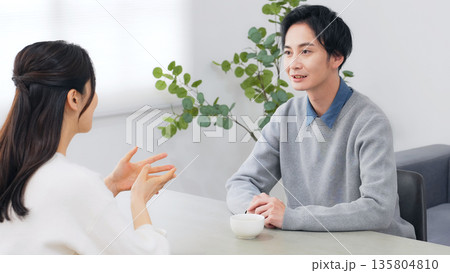 部屋で会話する男女カップル 部屋で会話する男女カップル 135804810