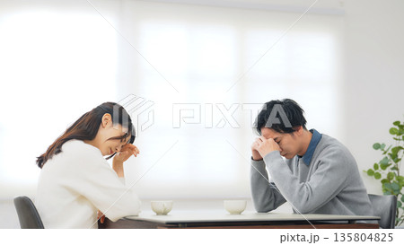 部屋で落ち込む男女カップル 135804825