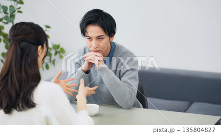 部屋で口論する男女カップル 部屋で口論する男女カップル 135804827