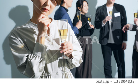 パーティーで疎外感を感じる女性参加者 135804838