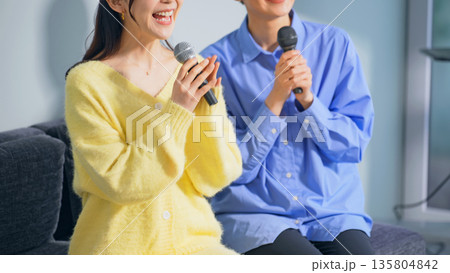 カラオケボックスで歌う女性グループ カラオケボックスで歌う女性グループ 135804842