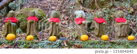 千葉県君津市、石射太郎山の六地蔵尊 千葉県君津市、石射太郎山の六地蔵尊 135804845