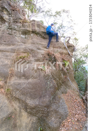 千葉県の高宕山、岩場を登る登山者 千葉県の高宕山、岩場を登る登山者 135804854