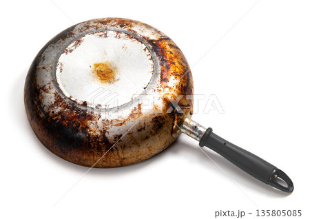 使い古したテフロン加工のフライパン 135805085