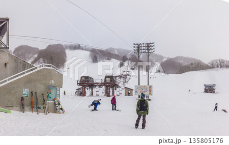 平日のスノーパーク尾瀬戸倉でウィンタースポーツを楽しむ人々と雪景色 (群馬県、片品村) 135805176