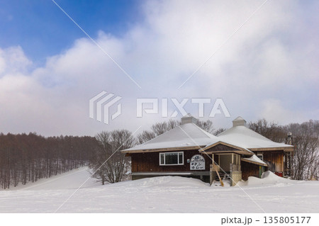 スノーパーク尾瀬戸倉のリフト最高地点にある休業中の山小屋風レストラン (群馬県、片品村) 135805177