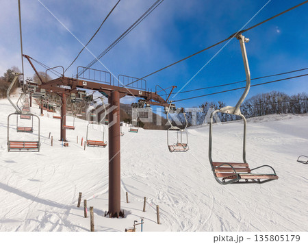 閑散とした夕方のスキー場でリフトに乗って移動する主観視点の風景 (群馬県、片品村) 135805179