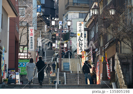 冬の伊香保温泉 石段街の風景 冬の伊香保温泉 石段街の風景 135805198