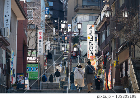 冬の伊香保温泉　石段街の風景 135805199