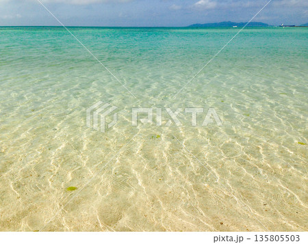 沖縄・竹富島の海 135805503