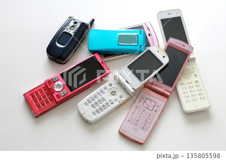 白い背景に置いたひと昔前のガラケイの携帯電話 白い背景に置いたひと昔前のガラケイの携帯電話 135805598