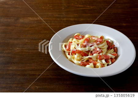テーブル背景のタリアテッレのカルボナーラ 135805619