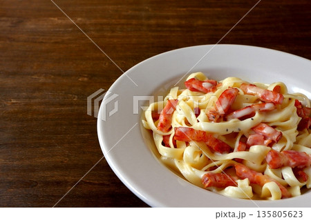 テーブル背景のタリアテッレのカルボナーラ テーブル背景のタリアテッレのカルボナーラ 135805623