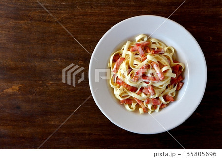 真上から見たテーブル背景のタリアテッレのカルボナーラ 135805696