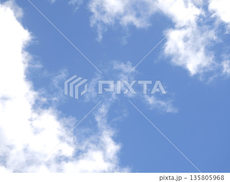 青空と白い雲 135805968