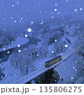 雪降る飯山線 135806275
