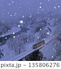 雪降る飯山線 135806276