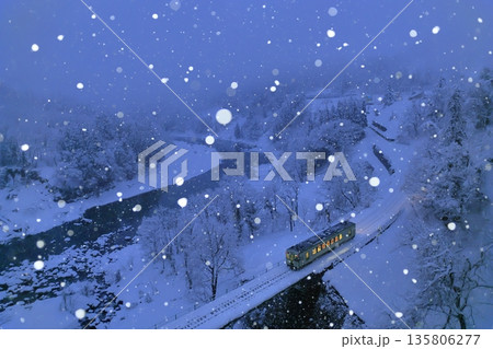 雪降る飯山線 135806277