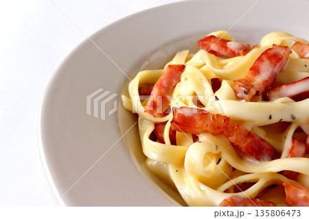 タリアテッレのベーコンたっぷりのカルボナーラ 135806473