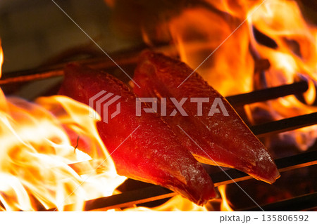 豪快！土佐の藁焼き鰹のタタキ 135806592