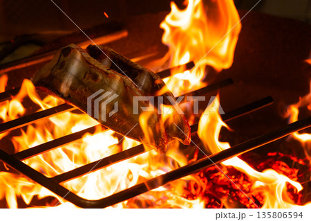 豪快！土佐の藁焼き鰹のタタキ 135806594