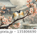 雪降る桜の枝に寄り添う小鳥のやさしい冬景色 135806690