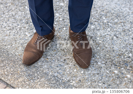 ビジネスマンの足元 135806706