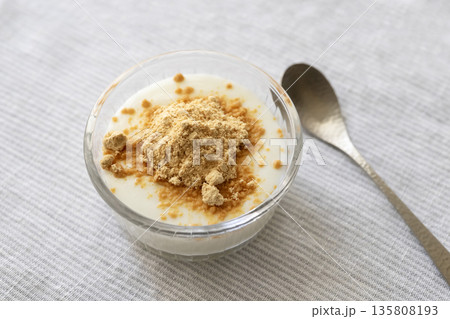 きなこをかけたヨーグルトとスプーン 135808193