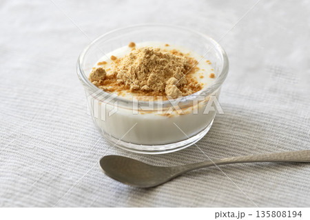 きなこをかけたヨーグルトとスプーン 135808194
