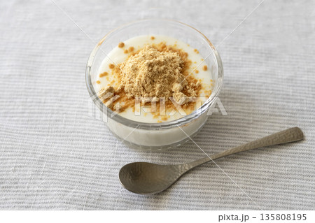 きなこをかけたヨーグルトとスプーン 135808195