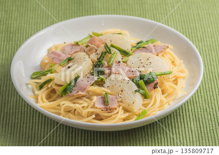 蕪とベーコンの和風パスタ 135809717