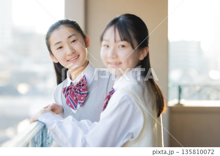 放課後 学校のベランダで外を眺める女子中学生 放課後 学校のベランダで外を眺める女子中学生 135810072