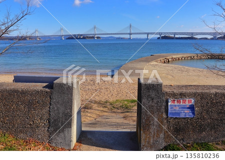 塩飽諸島の本島から眺める瀬戸大橋と新在家海岸入口 塩飽諸島の本島から眺める瀬戸大橋と新在家海岸入口 135810236